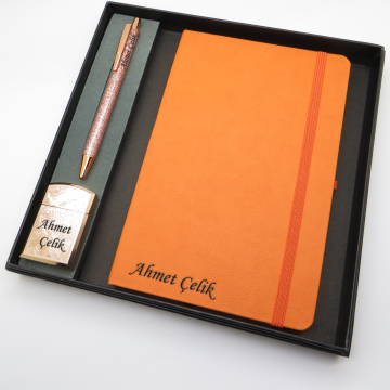 Signator® Codex | N261 Kişiye Özel Defterli Set - İsme Özel Pembe Kalem + İsme Özel Turuncu Defter + İsme Özel Gold Çakmak| İsme Özel Kutusunda Hediyelik Set