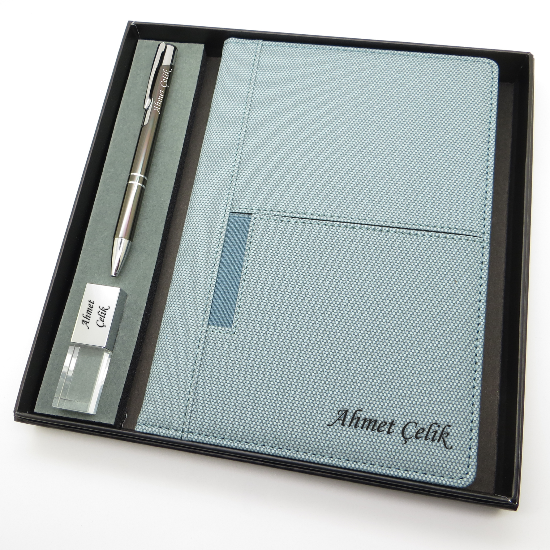 Signator® Codex | N275 Kişiye Özel Defterli Set - İsme Özel Gri Kalem + İsme Özel Açık Mavi Defter + İsme Özel 32 GB USB Bellek| İsme Özel Kutusunda Hediyelik Set