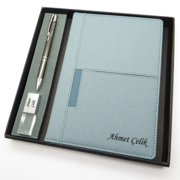 Signator® Codex | N275 Kişiye Özel Defterli Set - İsme Özel Gri Kalem + İsme Özel Açık Mavi Defter + İsme Özel 32 GB USB Bellek| İsme Özel Kutusunda Hediyelik Set
