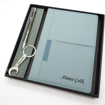 Signator® Codex | N277 Kişiye Özel Defterli Set - İsme Özel Gri Kalem + İsme Özel Açık Mavi Defter + İsme Özel Anahtarlık| İsme Özel Kutusunda Hediyelik Set