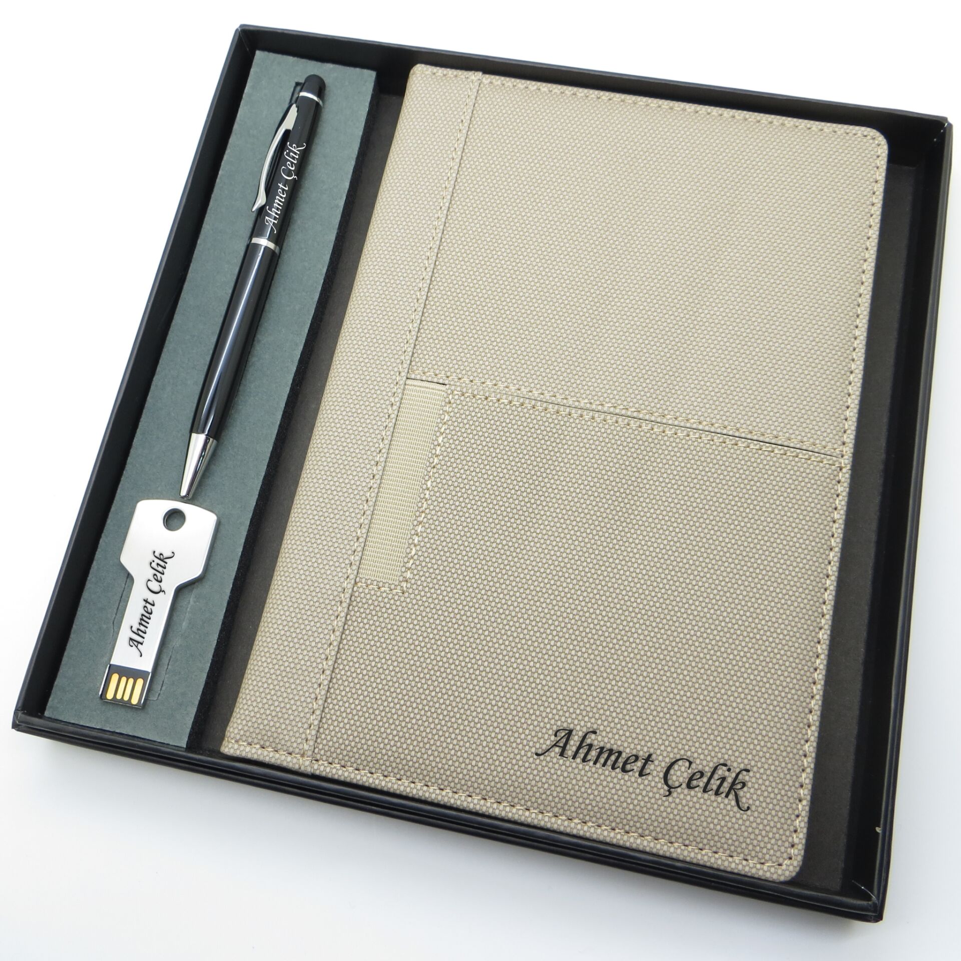 Signator® Codex | N282 Kişiye Özel Defterli Set - İsme Özel Siyah Kalem + İsme Özel Bej Defter + İsme Özel 32 GB USB Bellek| İsme Özel Kutusunda Hediyelik Set