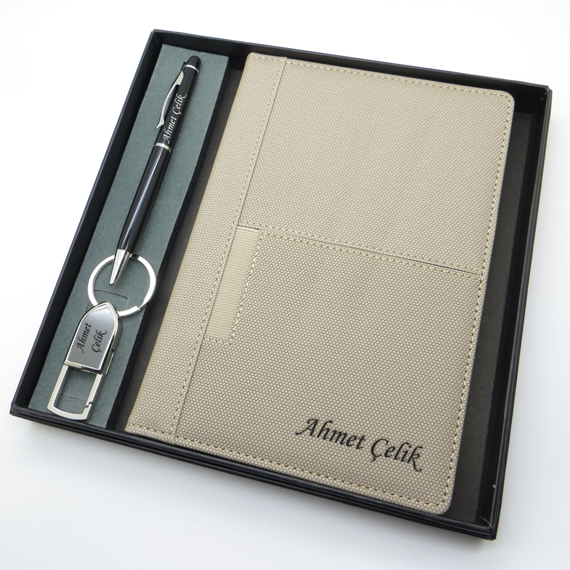 Signator® Codex | N283 Kişiye Özel Defterli Set - İsme Özel Siyah Kalem + İsme Özel Bej Defter + İsme Özel Anahtarlık| İsme Özel Kutusunda Hediyelik Set