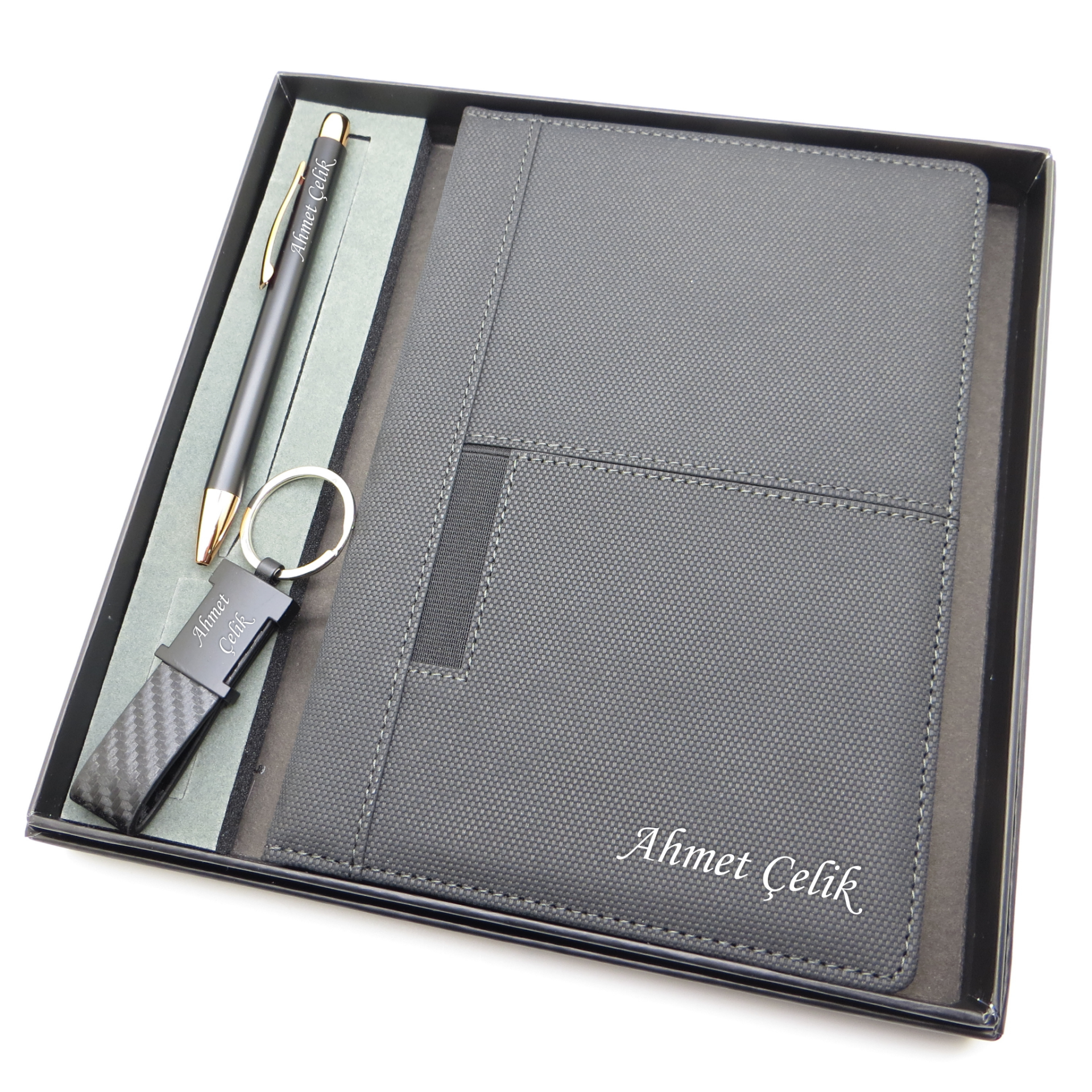 Signator® Codex | N285 Kişiye Özel Defterli Set - İsme Özel Siyah Kalem + İsme Özel Siyah Defter + İsme Özel Anahtarlık| İsme Özel Kutusunda Hediyelik Set