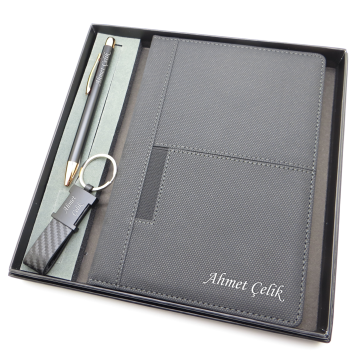 Signator® Codex | N285 Kişiye Özel Defterli Set - İsme Özel Siyah Kalem + İsme Özel Siyah Defter + İsme Özel Anahtarlık| İsme Özel Kutusunda Hediyelik Set