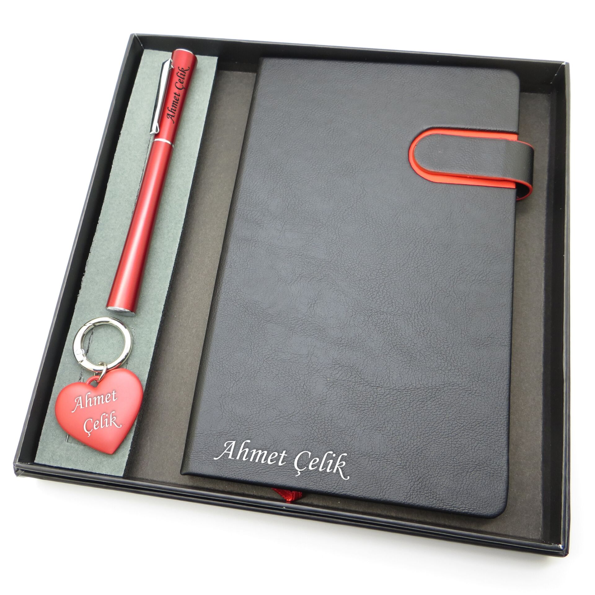 Signator® Codex | N290 Kişiye Özel Defterli Set - İsme Özel Kırmızı Kalem + İsme Özel Siyah Defter + İsme Özel Kırmızı Anahtarlık| İsme Özel Kutusunda Hediyelik Set