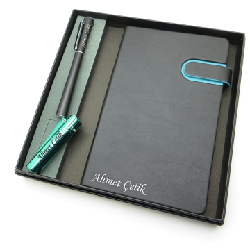 Signator® Codex | N292 Kişiye Özel Defterli Set - İsme Özel Siyah Kalem + İsme Özel Siyah Defter + İsme Özel Yeşil Çakmak | İsme Özel Kutusunda Hediyelik Set
