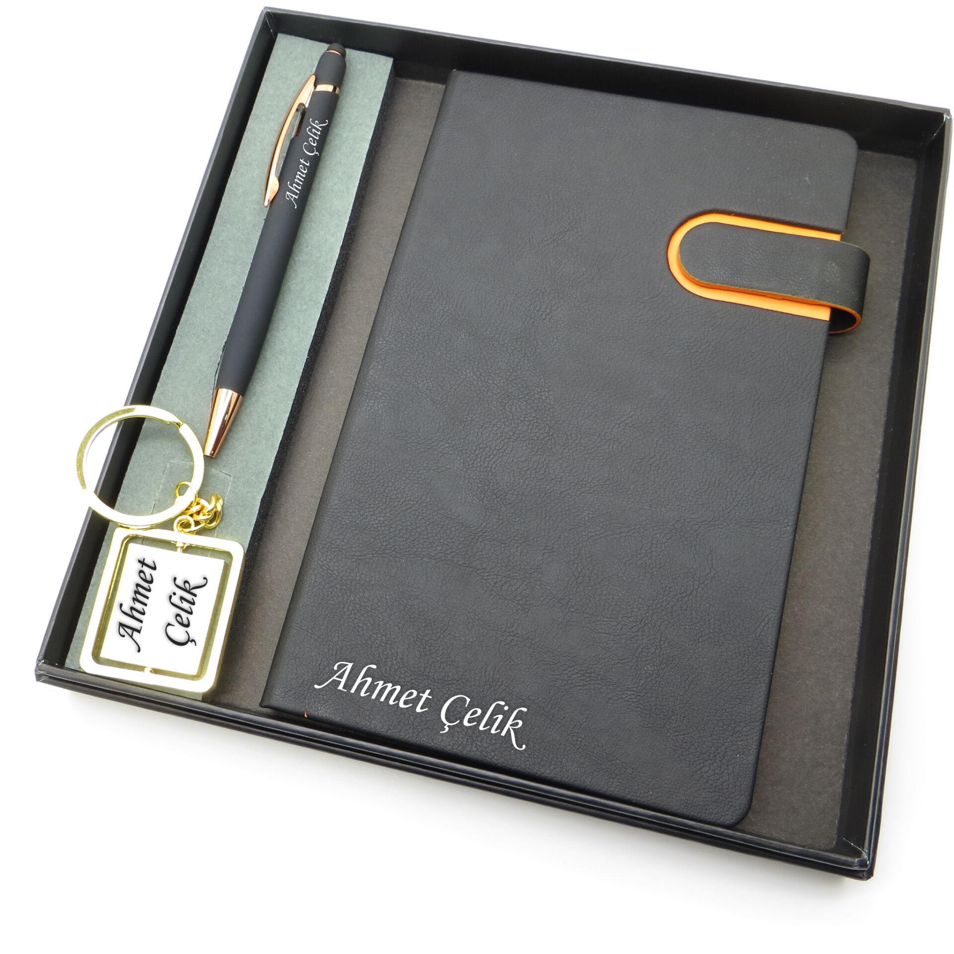 Signator® Codex | N297 Kişiye Özel Defterli Set - İsme Özel Siyah Kalem + İsme Özel Siyah Defter + İsme Özel Anahtarlık| İsme Özel Kutusunda Hediyelik Set