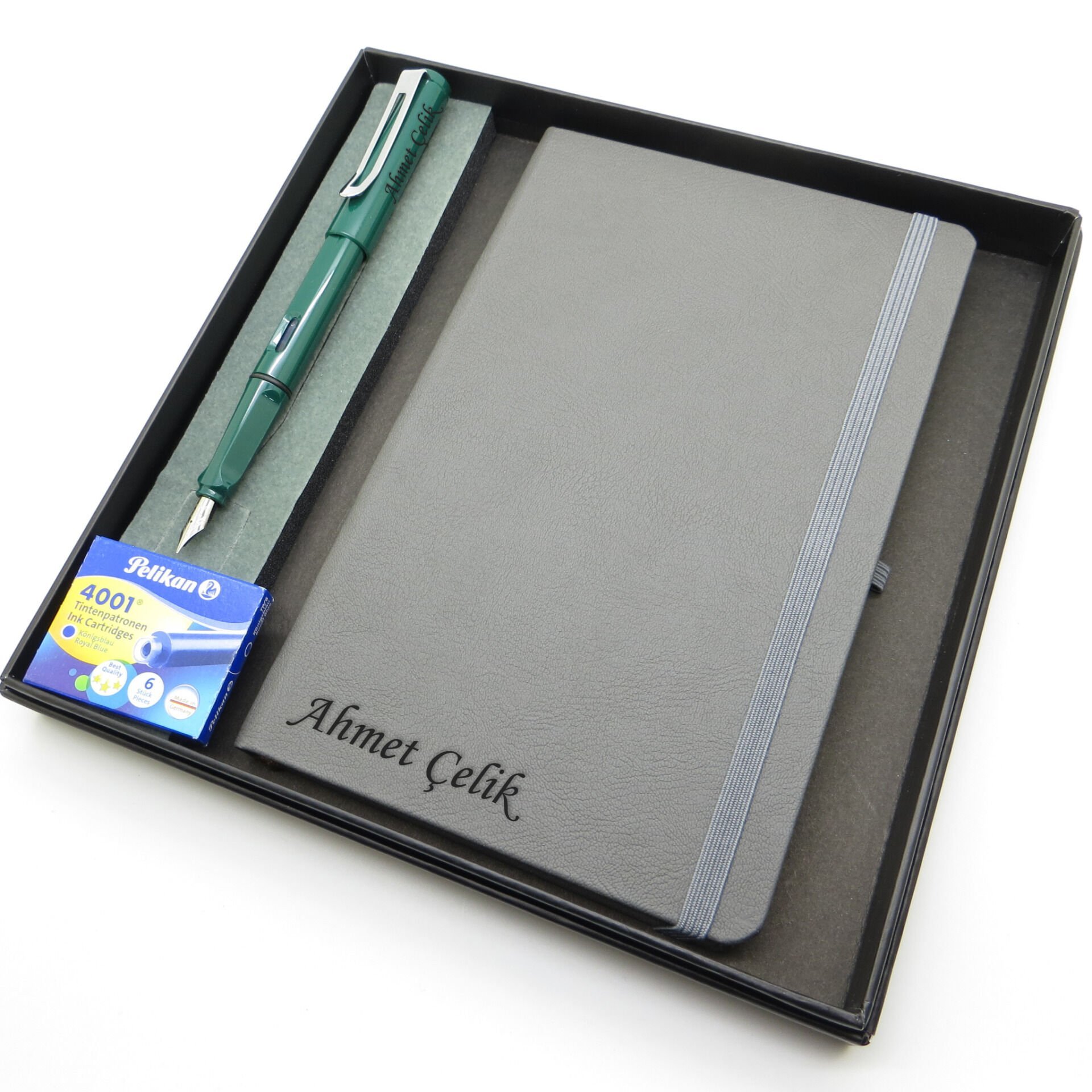 Signator® Codex | N300 Kişiye Özel Defterli Set - İsme Özel Yeşil Dolma Kalem + İsme Özel Gri Defter + Yedek Kartuş| İsme Özel Kutusunda Hediyelik Set