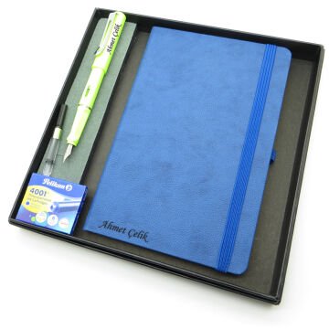Signator® Codex | N302 Kişiye Özel Defterli Set - İsme Özel Yeşil Dolma Kalem + İsme Özel Mavi Defter + Yedek Kartuş| İsme Özel Kutusunda Hediyelik Set
