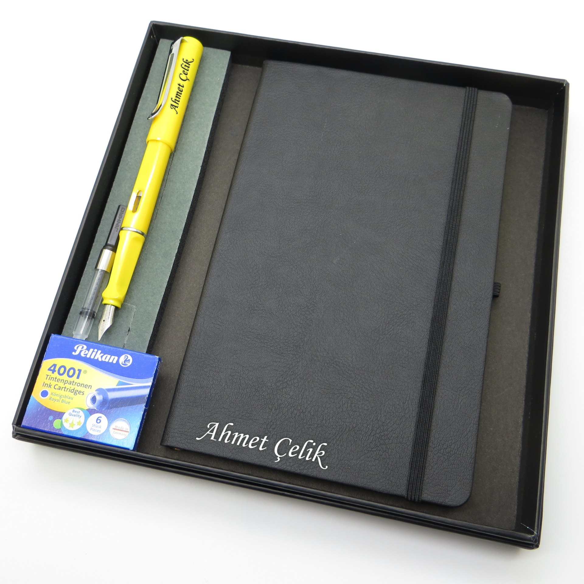 Signator® Codex | N308 Kişiye Özel Defterli Set - İsme Özel Sarı Dolma Kalem + İsme Özel Siyah Defter + Yedek Kartuş| İsme Özel Kutusunda Hediyelik Set