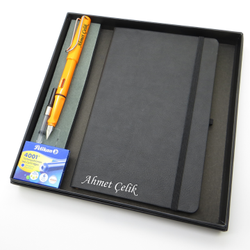Signator® Codex | N309 Kişiye Özel Defterli Set - İsme Özel Turuncu Dolma Kalem + İsme Özel Siyah Defter + Yedek Kartuş| İsme Özel Kutusunda Hediyelik Set