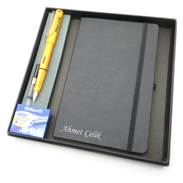 Signator® Codex | N310 Kişiye Özel Defterli Set - İsme Özel Turuncu Dolma Kalem + İsme Özel Siyah Defter + Yedek Kartuş| İsme Özel Kutusunda Hediyelik Set