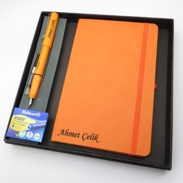 Signator® Codex | N311 Kişiye Özel Defterli Set - İsme Özel Turuncu Dolma Kalem + İsme Özel Turuncu Defter + Yedek Kartuş| İsme Özel Kutusunda Hediyelik Set