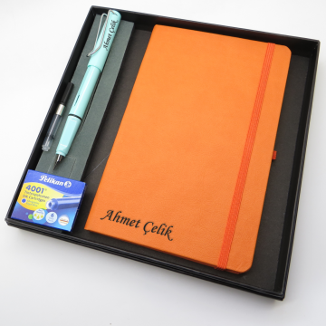 Signator® Codex | N312 Kişiye Özel Defterli Set - İsme Özel Turkuaz Dolma Kalem + İsme Özel Turuncu Defter + Yedek Kartuş| İsme Özel Kutusunda Hediyelik Set