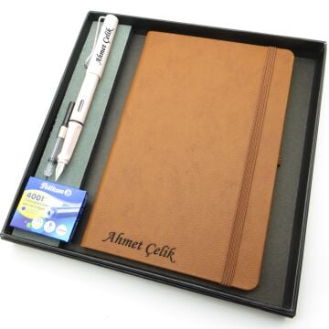 Signator® Codex | N313 Kişiye Özel Defterli Set - İsme Özel Beyaz Dolma Kalem + İsme Özel Kahverengi Defter + Yedek Kartuş| İsme Özel Kutusunda Hediyelik Set