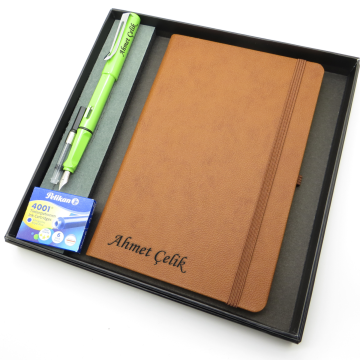 Signator® Codex | N314 Kişiye Özel Defterli Set - İsme Özel Açık Yeşil Dolma Kalem + İsme Özel Kahverengi Defter + Yedek Kartuş| İsme Özel Kutusunda Hediyelik Set