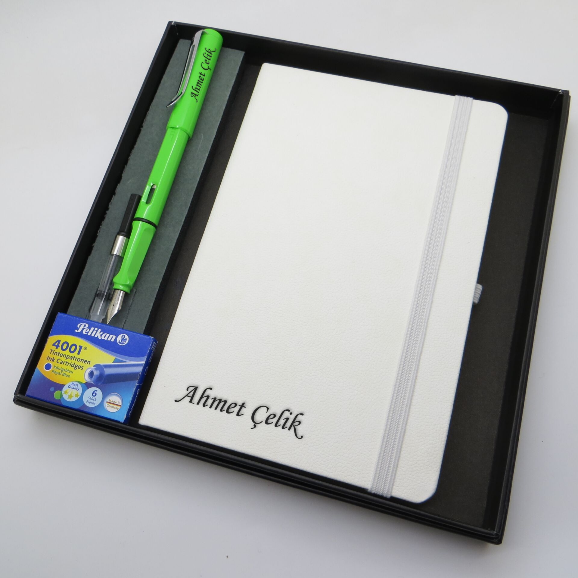 Signator® Codex | N318 Kişiye Özel Defterli Set - İsme Özel Yeşil Dolma Kalem + İsme Özel Beyaz Defter + Yedek Kartuş| İsme Özel Kutusunda Hediyelik Set