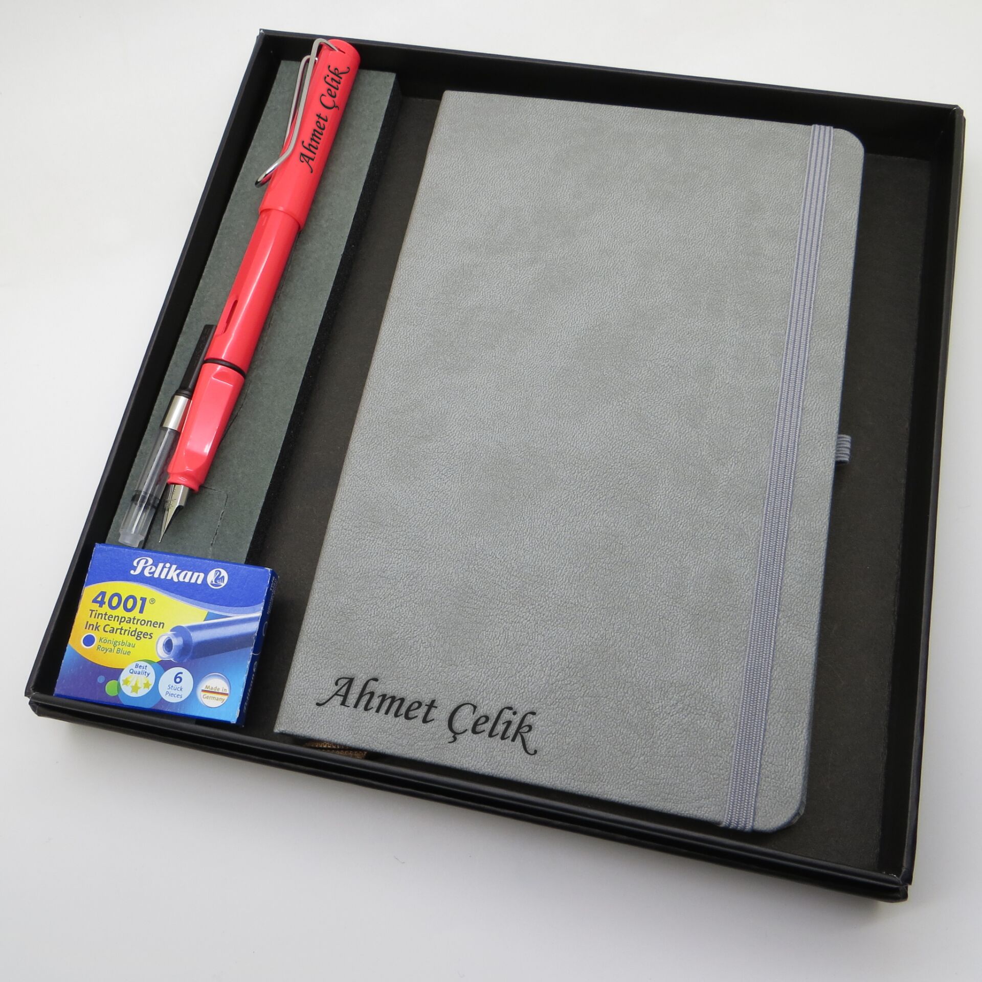 Signator® Codex | N323 Kişiye Özel Defterli Set - İsme Özel Kırmızı Dolma Kalem + İsme Özel Gri Defter + Yedek Kartuş| İsme Özel Kutusunda Hediyelik Set