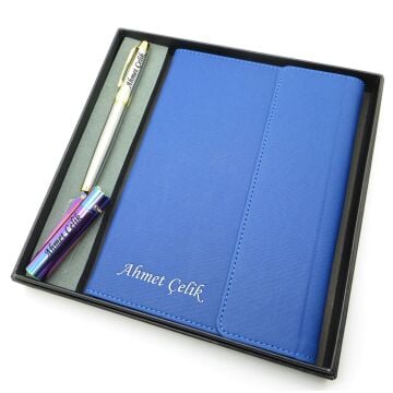 Signator® Codex | N330 Kişiye Özel Defterli Set - İsme Özel Gümüş Kalem + İsme Özel Mavi Defter + İsme Özel Gökkuşağı Çakmak | İsme Özel Kutusunda Hediyelik Set