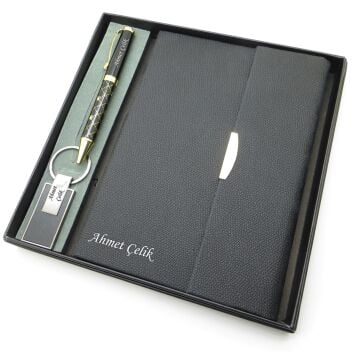 Signator® Codex | N333 Kişiye Özel Defterli Set - İsme Özel Siyah Kalem + İsme Özel Siyah Defter + İsme Özel Anahtarlık | İsme Özel Kutusunda Hediyelik Set