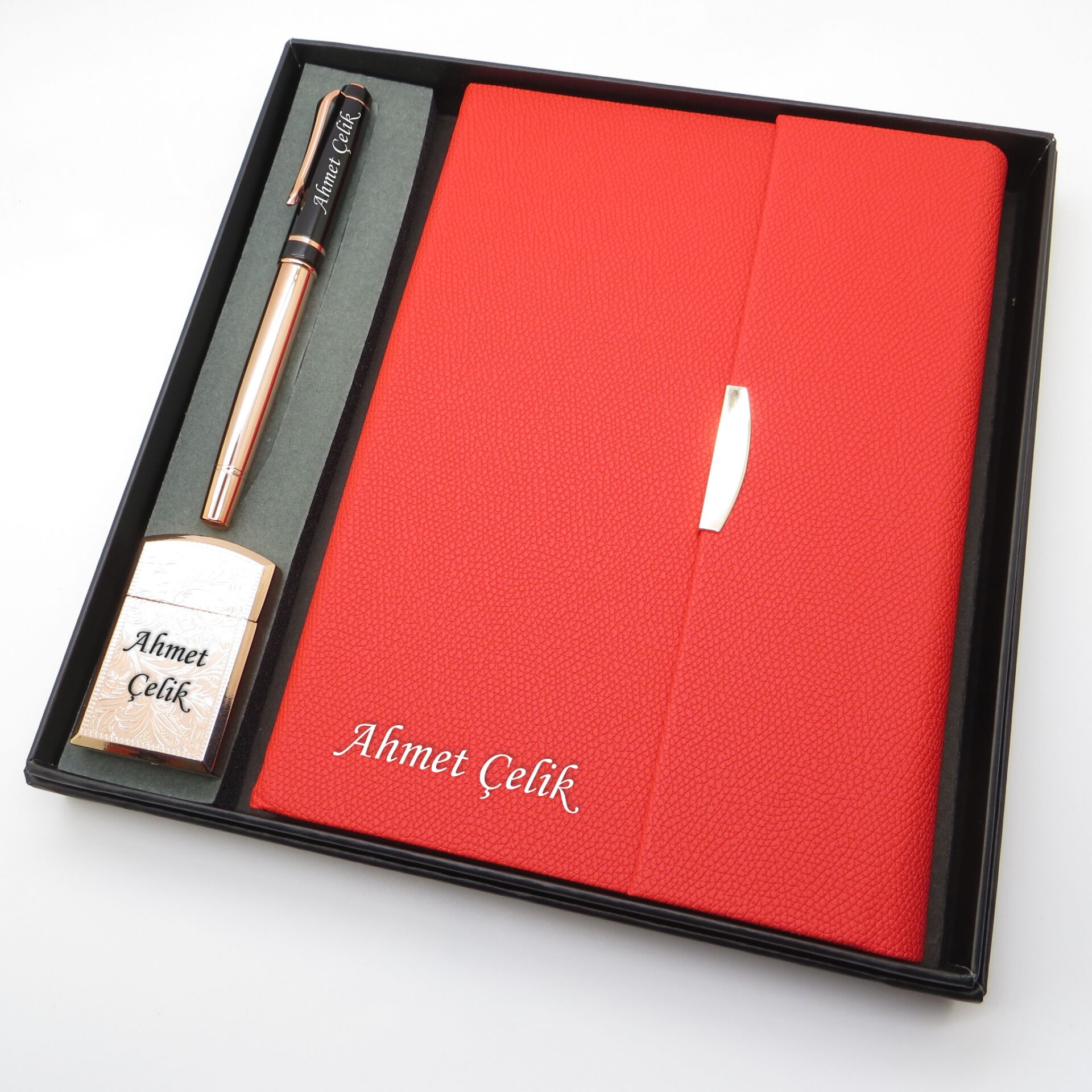 Signator® Codex | N334 Kişiye Özel Defterli Set - İsme Özel Gold Kalem + İsme Özel Kırmızı Defter + İsme Özel Gold Çakmak | İsme Özel Kutusunda Hediyelik Set