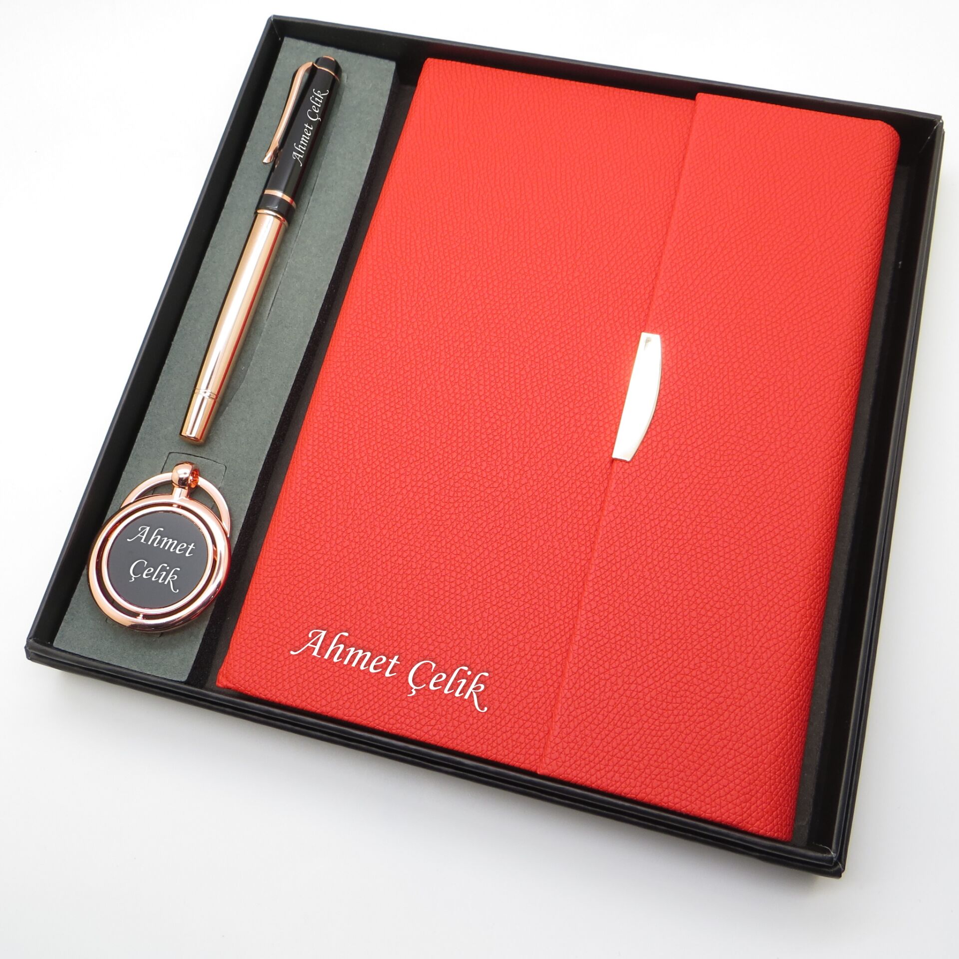 Signator® Codex | N335 Kişiye Özel Defterli Set - İsme Özel Gold Kalem + İsme Özel Kırmızı Defter + İsme Özel Anahtarlık | İsme Özel Kutusunda Hediyelik Set