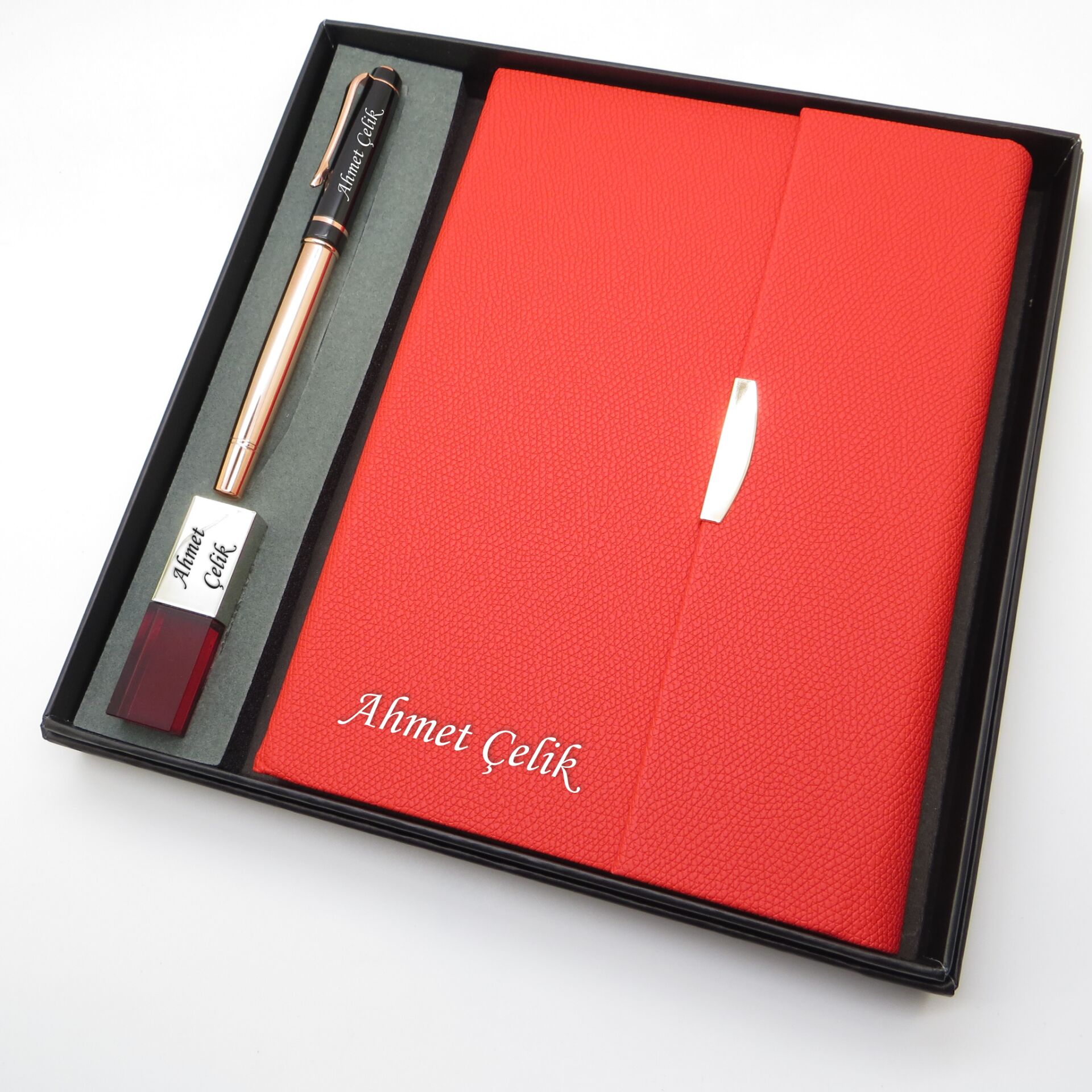 Signator® Codex | N336 Kişiye Özel Defterli Set - İsme Özel Gold Kalem + İsme Özel Kırmızı Defter + İsme Özel 32 GB Usb Bellek | İsme Özel Kutusunda Hediyelik Set