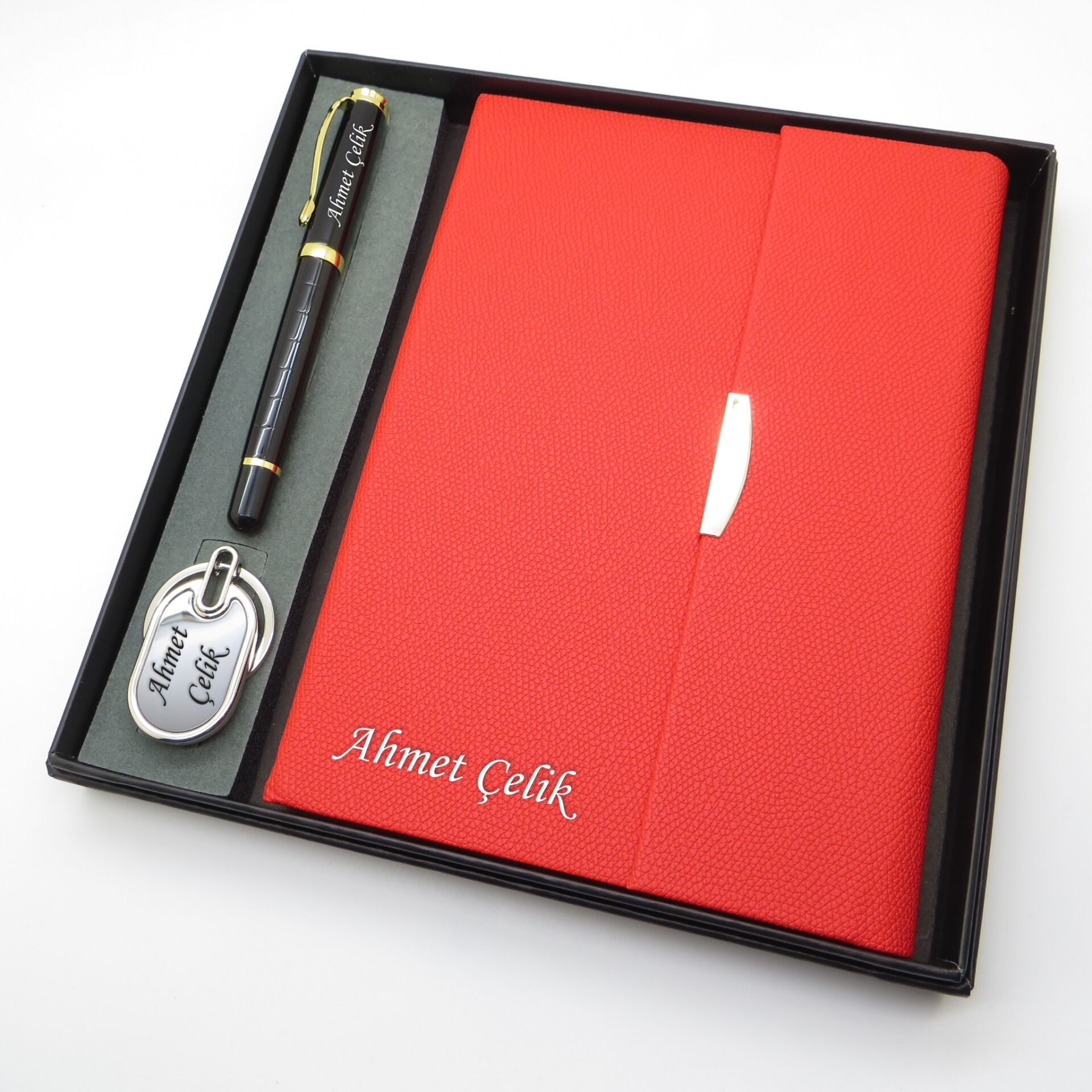 Signator® Codex | N337 Kişiye Özel Defterli Set - İsme Özel Siyah Kalem + İsme Özel Kırmızı Defter + İsme Özel Anahtarlık | İsme Özel Kutusunda Hediyelik Set