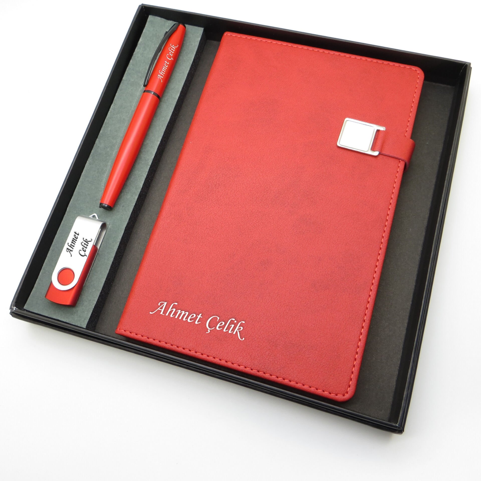 Signator® Codex | N340 Kişiye Özel Defterli Set - İsme Özel Kırmızı Kalem + İsme Özel Kırmızı Defter + İsme Özel 32 GB Usb Bellek | İsme Özel Kutusunda Hediyelik Set