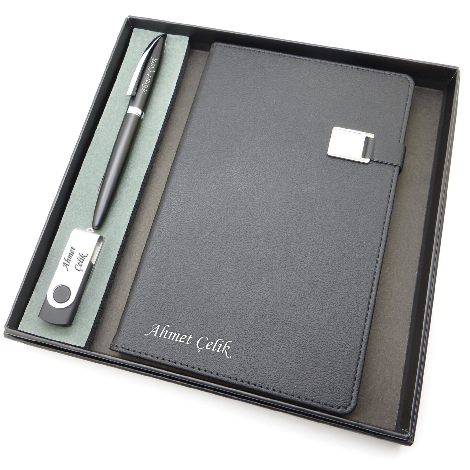 Signator® Codex | N341 Kişiye Özel Defterli Set - İsme Özel Siyah Kalem + İsme Özel Siyah Defter + İsme Özel 32 GB Usb Bellek | İsme Özel Kutusunda Hediyelik Set
