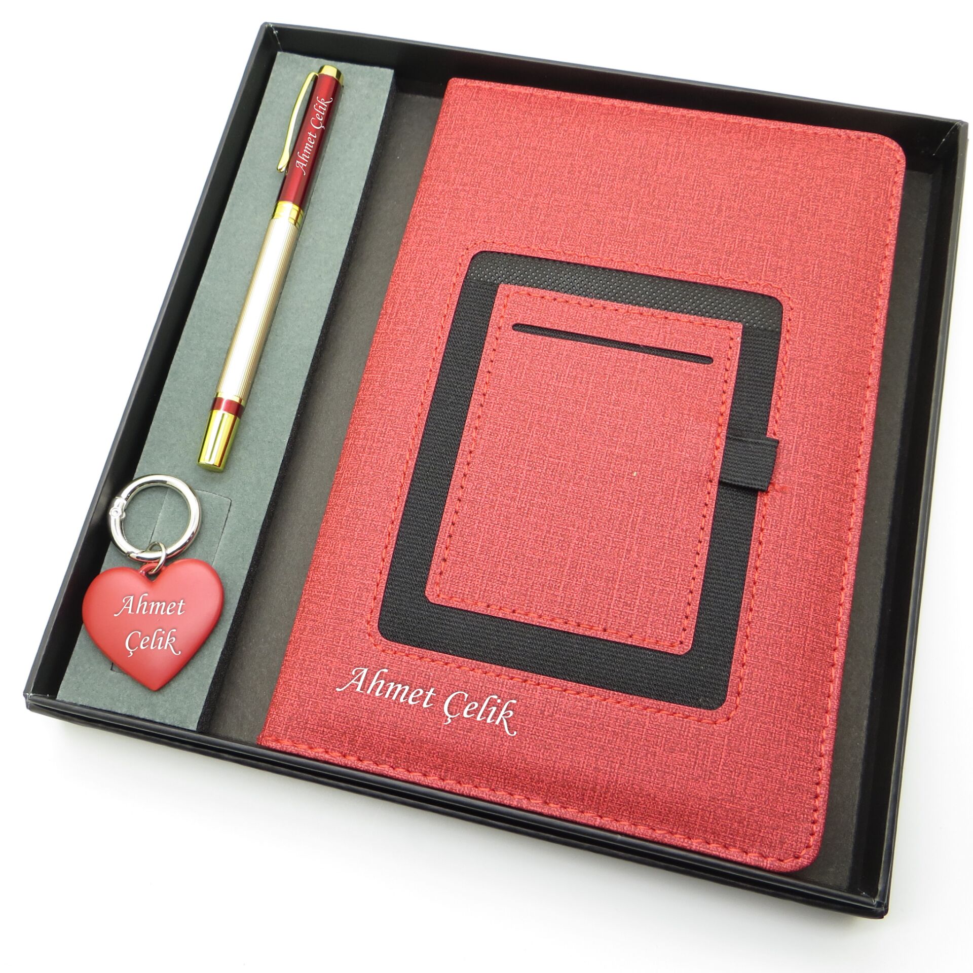 Signator® Codex | N348 Kişiye Özel Defterli Set - İsme Özel Gold Kalem + İsme Özel Kırmızı Defter + İsme Özel Anahtarlık | İsme Özel Kutusunda Hediyelik Set