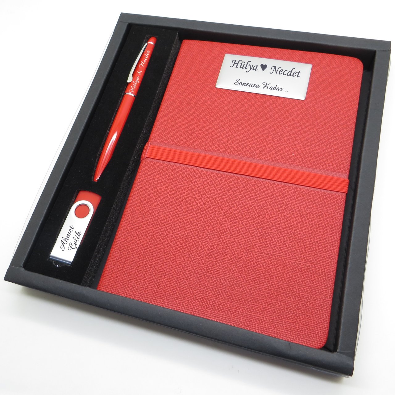Wings SG101 İsme Özel Kırmızı Hediyelik Set | 16GB. Usb Bellek + 15x21 Defter + Roller Kalem | Hepsi İsme Özel