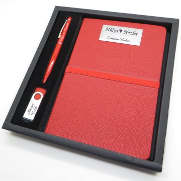 Wings SG101 İsme Özel Kırmızı Hediyelik Set | 16GB. Usb Bellek + 15x21 Defter + Roller Kalem | Hepsi İsme Özel
