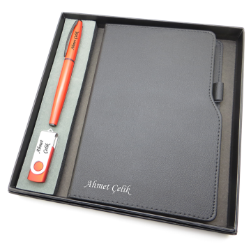 Signator® Codex | N357 Kişiye Özel Defterli Set - İsme Özel Kırmızı Kalem + İsme Özel Siyah Defter + İsme Özel 32 GB Usb Bellek | İsme Özel Kutusunda Hediyelik Set