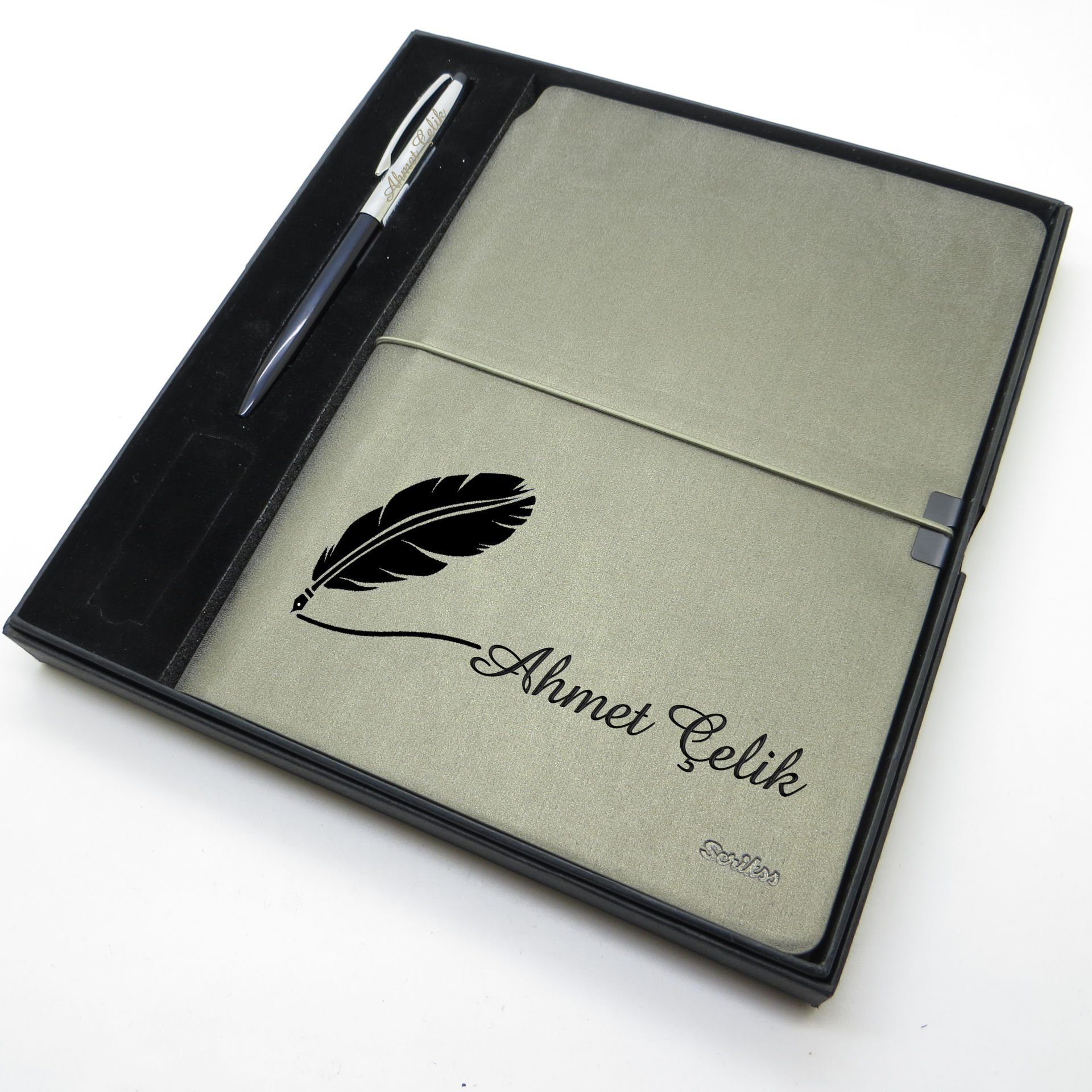 Scrikss İsme Özel Verona Defter & İsme Özel Scrikss Metal Lacivert Tükenmez Kalem Seti (Öğretmenler Günü veya başka bir mesaj işlenebilir)