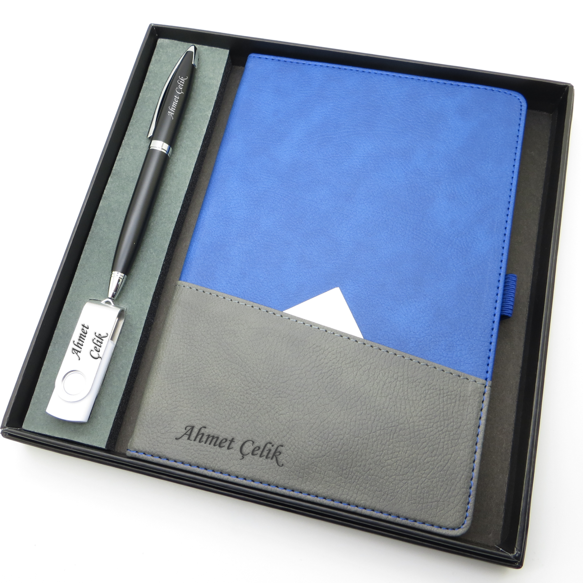 Signator® Codex | N366 Kişiye Özel Defterli Set - İsme Özel Siyah Kalem + İsme Özel Mavi Defter + İsme Özel 32 GB Usb Bellek | İsme Özel Kutusunda Hediyelik Set