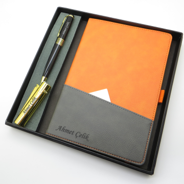 Signator® Codex | N367 Kişiye Özel Defterli Set - İsme Özel Siyah Kalem + İsme Özel Turuncu Defter + İsme Özel Gold Çakmak| İsme Özel Kutusunda Hediyelik Set