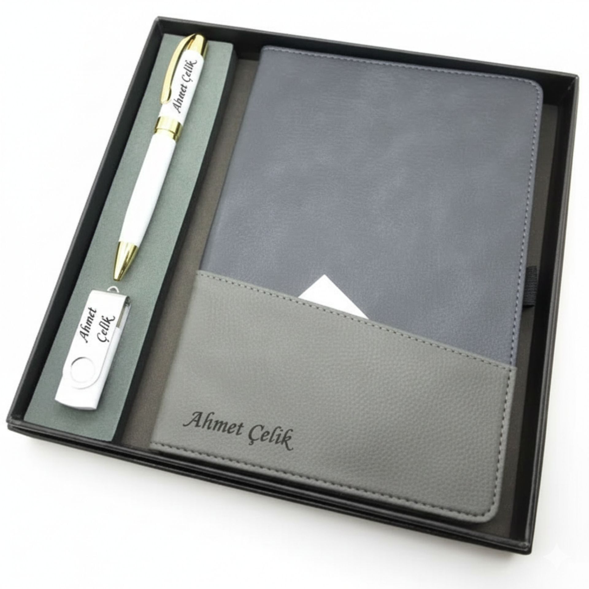 Signator® Codex | N369 Kişiye Özel Defterli Set - İsme Özel Beyaz Kalem + İsme Özel Siyah Defter + İsme Özel 32 GB Usb Bellek | İsme Özel Kutusunda Hediyelik Set