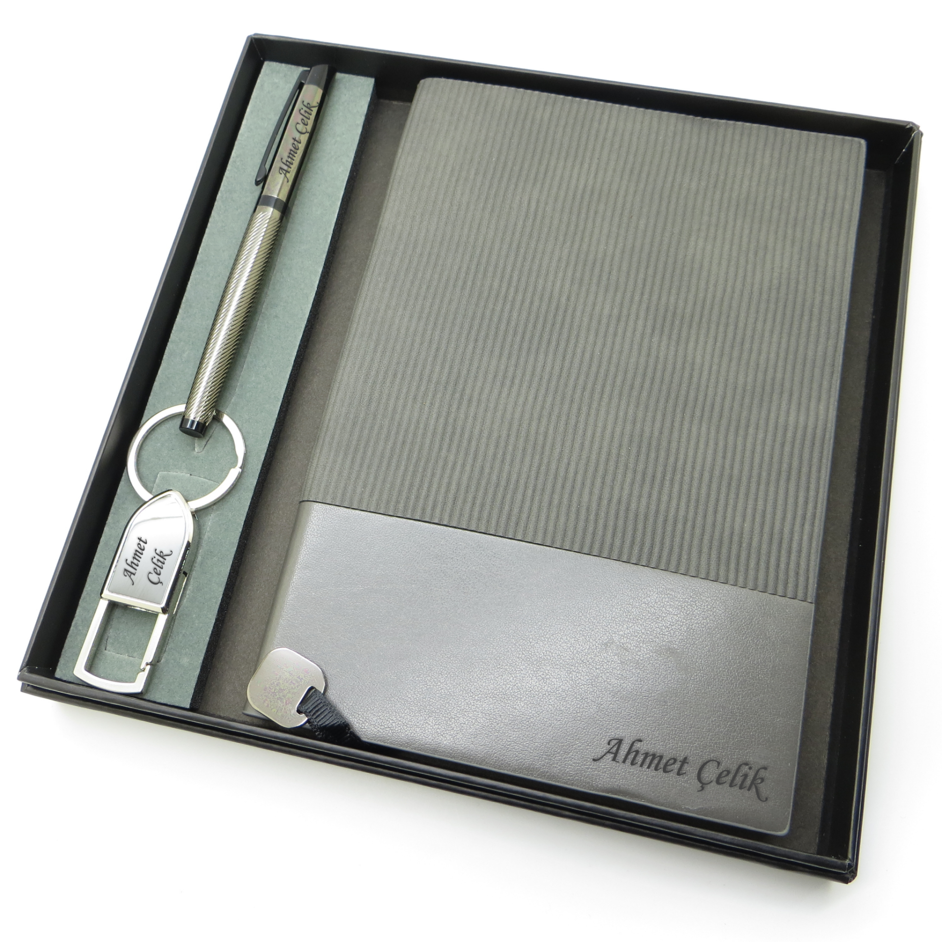 Signator® Codex | N373 Kişiye Özel Defterli Set - İsme Özel Gri Kalem + İsme Özel Gri Defter + İsme Özel Anahtarlık | İsme Özel Kutusunda Hediyelik Set