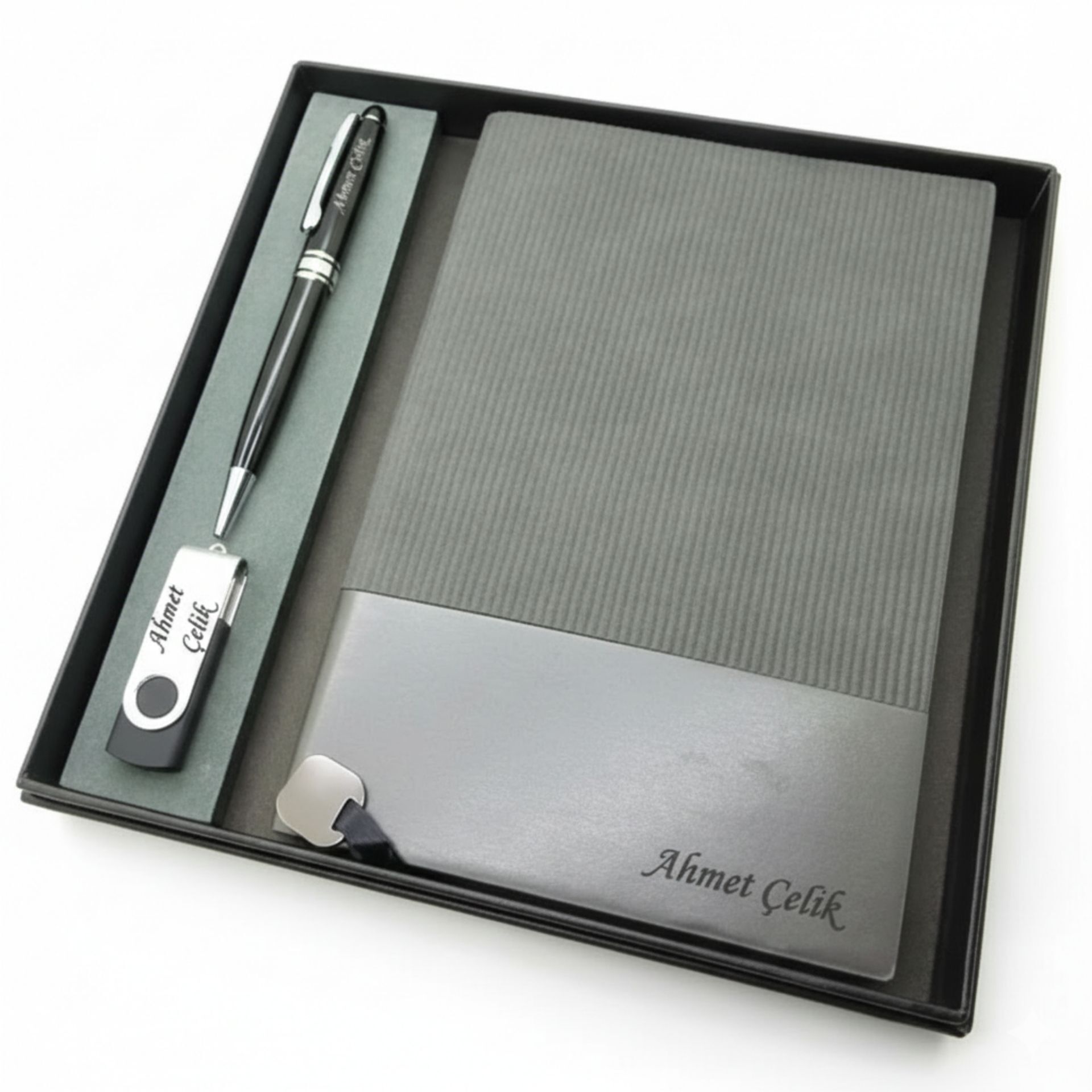 Signator® Codex | N375 Kişiye Özel Defterli Set - İsme Özel Siyah Kalem + İsme Özel Gri Defter + İsme Özel 32 GB Usb Bellek | İsme Özel Kutusunda Hediyelik Set