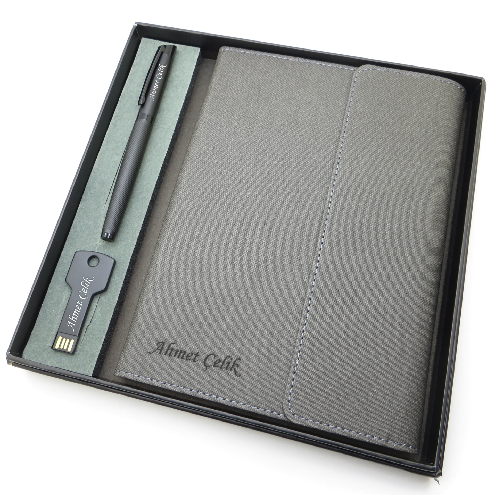 Signator® Codex | N376 Kişiye Özel Defterli Set - İsme Özel Siyah Kalem + İsme Özel Gri Defter + İsme Özel 32 GB Usb Bellek | İsme Özel Kutusunda Hediyelik Set