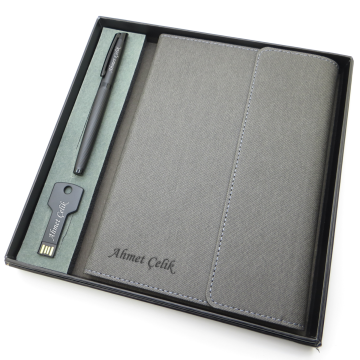 Signator® Codex | N376 Kişiye Özel Defterli Set - İsme Özel Siyah Kalem + İsme Özel Gri Defter + İsme Özel 32 GB Usb Bellek | İsme Özel Kutusunda Hediyelik Set