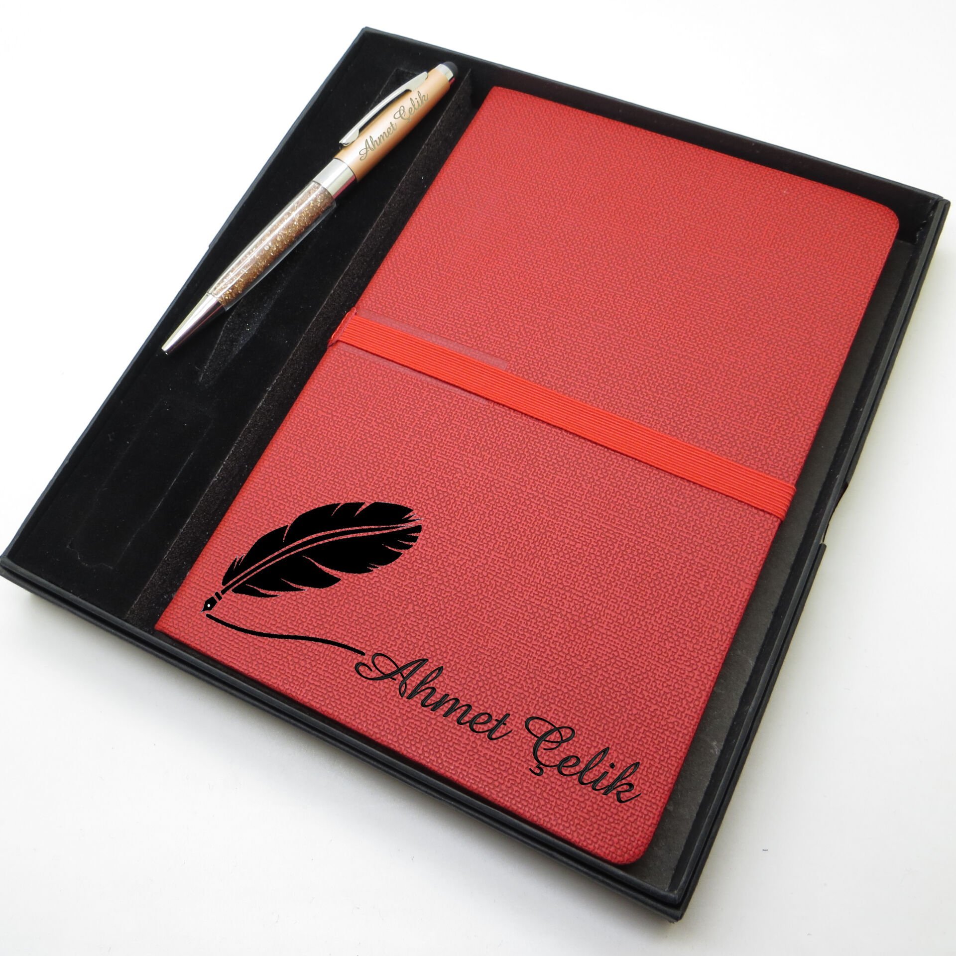 İsme Özel Kırmızı Defter & İsme Özel Metal Kalem (Öğretmenler Günü veya başka bir mesaj işlenebilir)