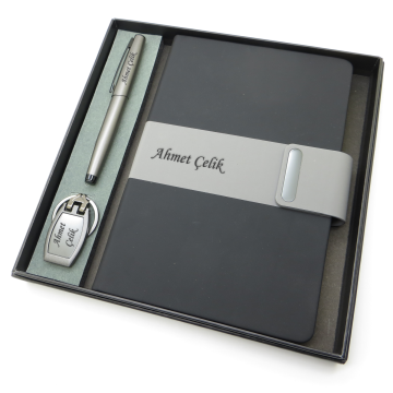 Signator® Codex | N380 Kişiye Özel Defterli Set - İsme Özel Gri Kalem + İsme Özel Siyah Defter + İsme Özel Anahtarlık | İsme Özel Kutusunda Hediyelik Set