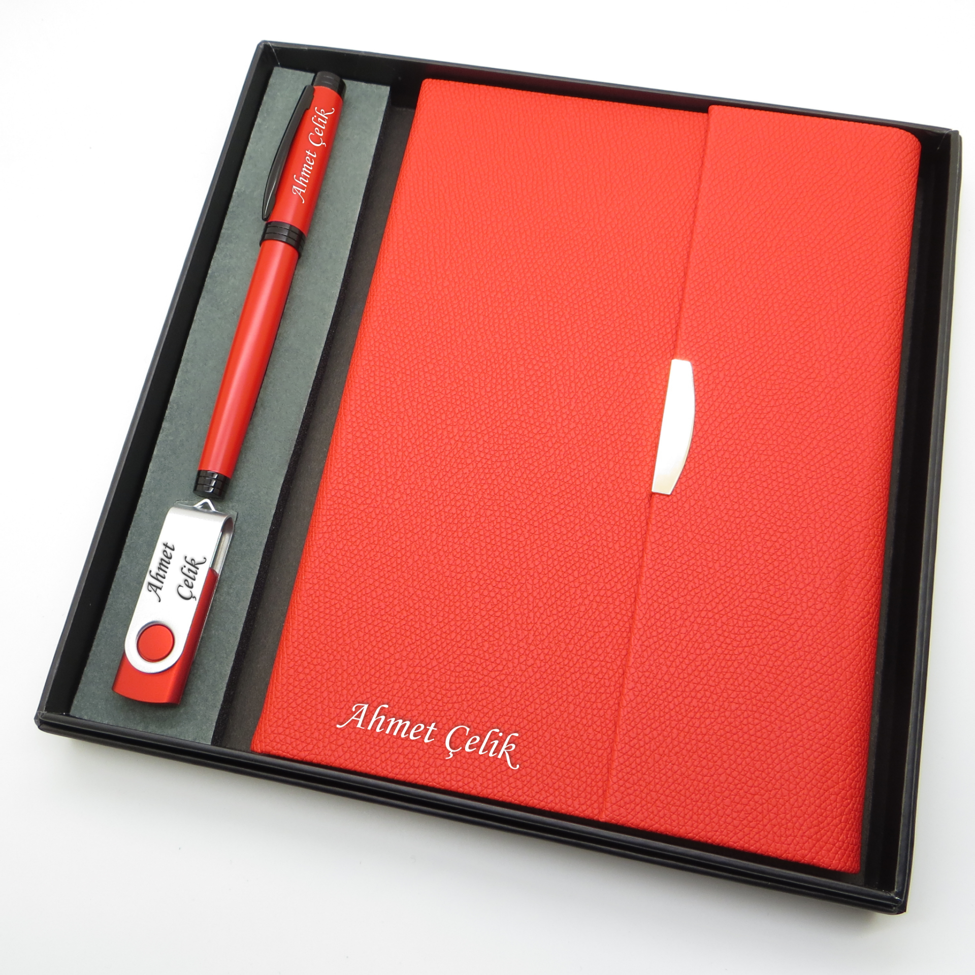 Signator® Codex | N386 Kişiye Özel Defterli Set - İsme Özel Kırmızı Kalem + İsme Özel Kırmızı Defter+ İsme Özel 32 GB Usb Bellek | İsme Özel Kutusunda Hediyelik Set
