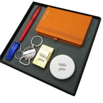 Signator® Cuprinia | İsme Özel Set - 32 Gb. Usb Bellek + Çakmak + Not defteri  + Anahtarlık + Kalem ve El Aynası | Kişiye Özel Hediyelik Set