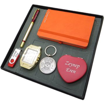 Signator® Ardor | İsme Özel Set - Çakmak + Not Defteri  + Anahtarlık + 32 Gb. Usb Bellek + Kalem ve El Aynası | Kişiye Özel Hediyelik Set