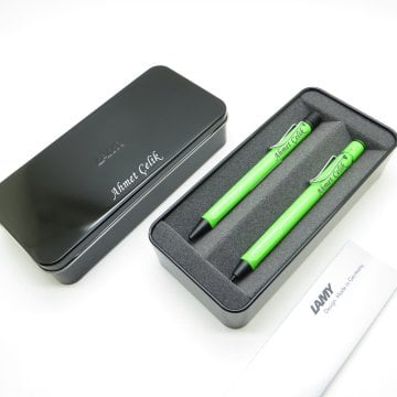 Lamy Safari Elma Yeşili Tükenmez Kalem + 05mm Uçlu Kalem Seti + Metal Kutu | Lamy Kalem | Hepsi İsme Özel