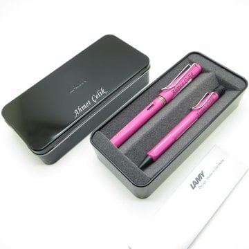 Lamy Safari Pembe Dolma Kalem + Tükenmez Kalem Seti + Metal Kutu | İsme Özel