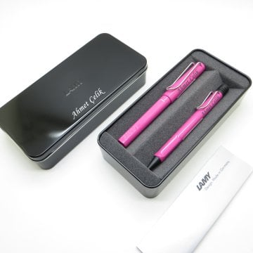 Lamy Safari Pembe Roller Kalem + Tükenmez Kalem Seti + Metal Kutu | Lamy Kalem | Hepsi İsme Özel